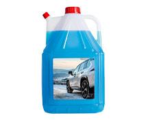 Flasche Wasser als Notfallausrüstung für Scheibenwaschanlage und klare Sicht