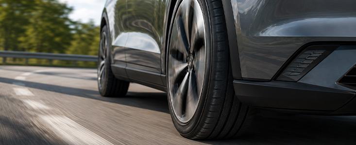 Elektroauto in einer Kurve mit hoher Belastung für die Reifen