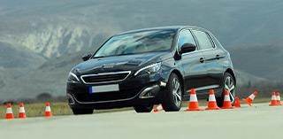 Auto fährt Slalom um Pylonen – Reifentests und Fahreigenschaften im Vergleich – aktuelle Testergebnisse und Empfehlungen für Sommer-, Winter- und Ganzjahresreifen